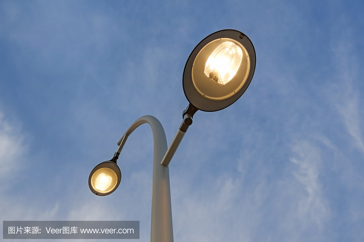 街燈在藍色和多云的天空
